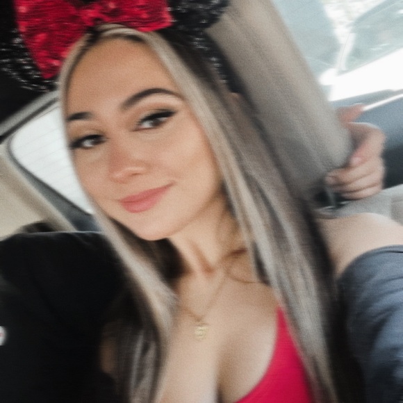 Meet your Posher, Gweneth - Picture 1 of 1